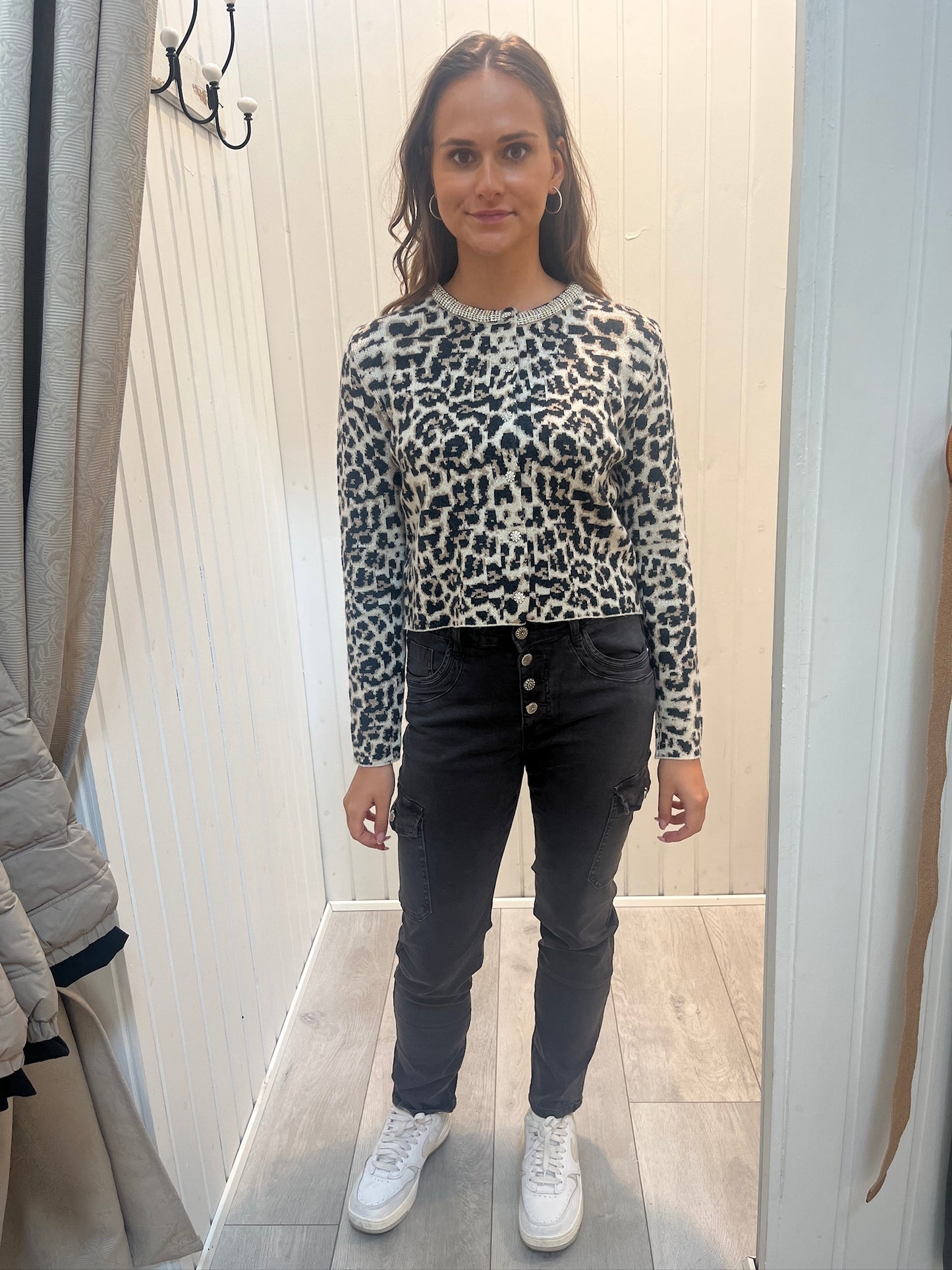 Strikcardigan i leopardmønster