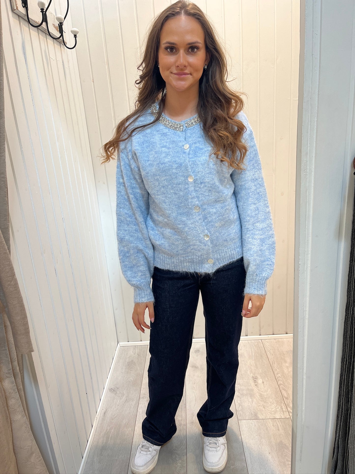 Lyseblå Strik Med Pyntet Krave