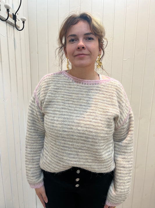 Beige Strik Med Lyserød Krave