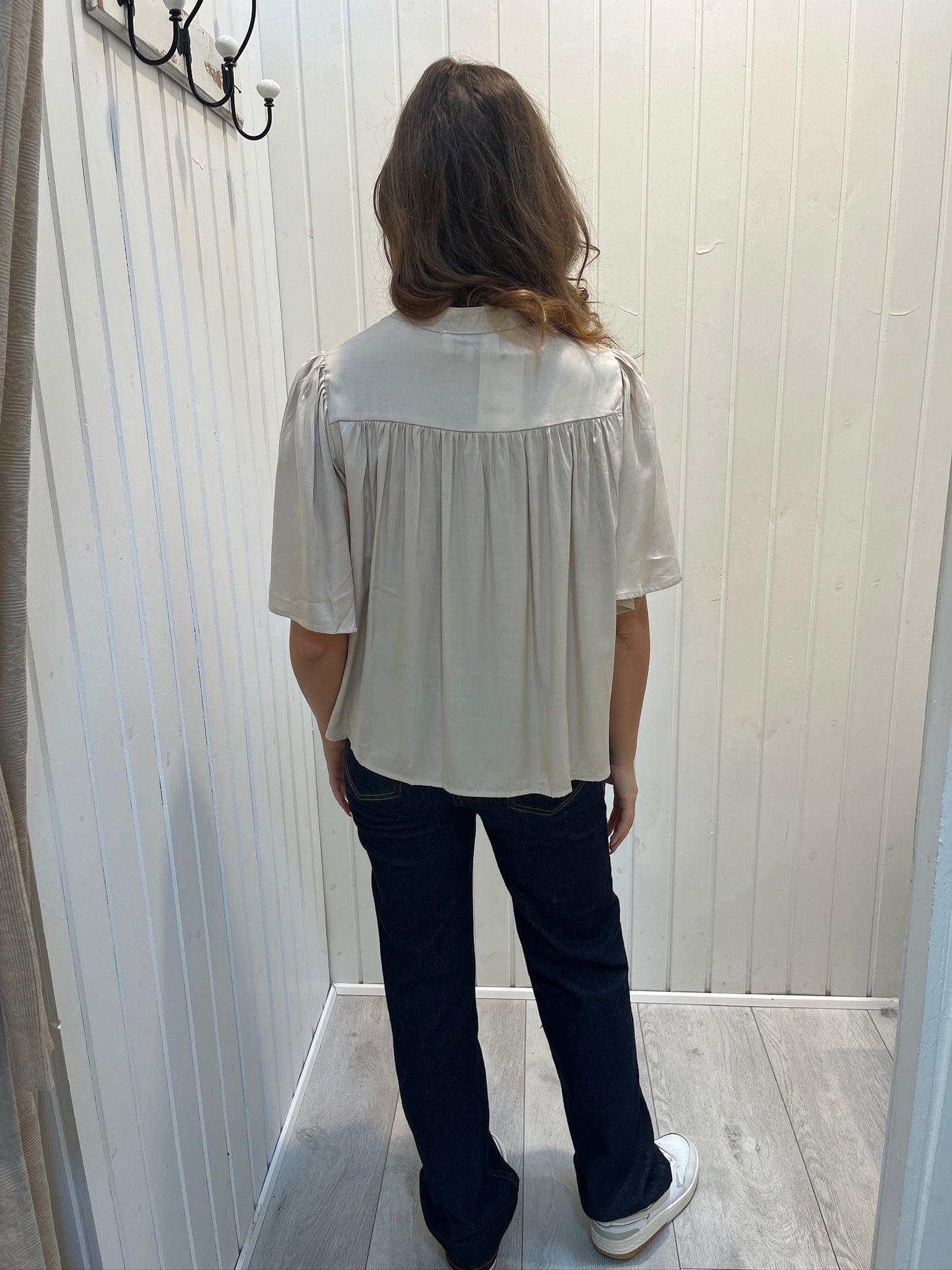 Beige Bluse Med Plisseringer Og Korte Ærmer