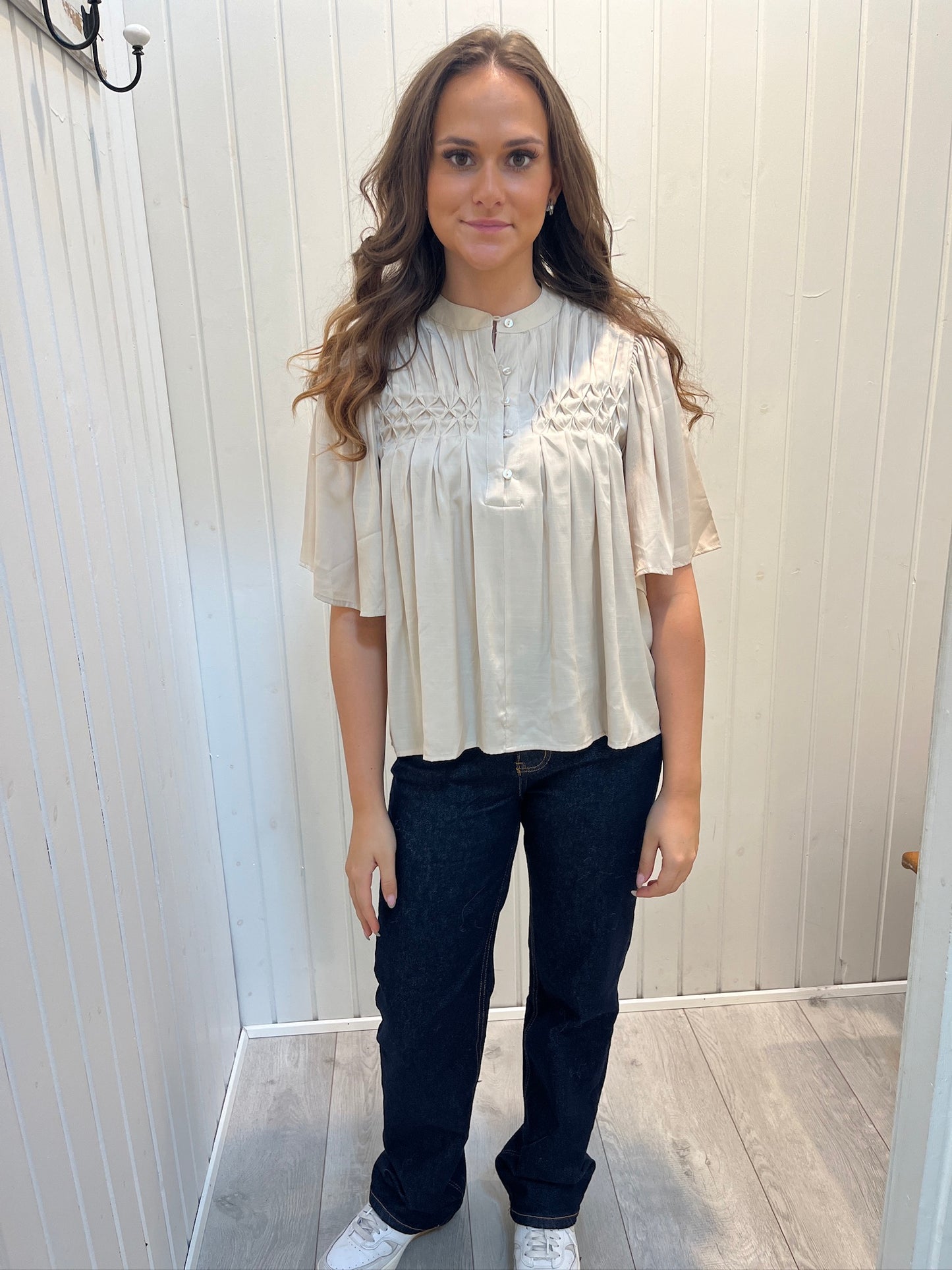 Beige Bluse Med Plisseringer Og Korte Ærmer