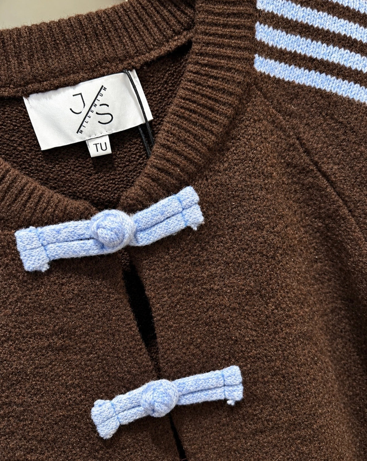 Chokoladebrun cardigan med lyseblå detaljer