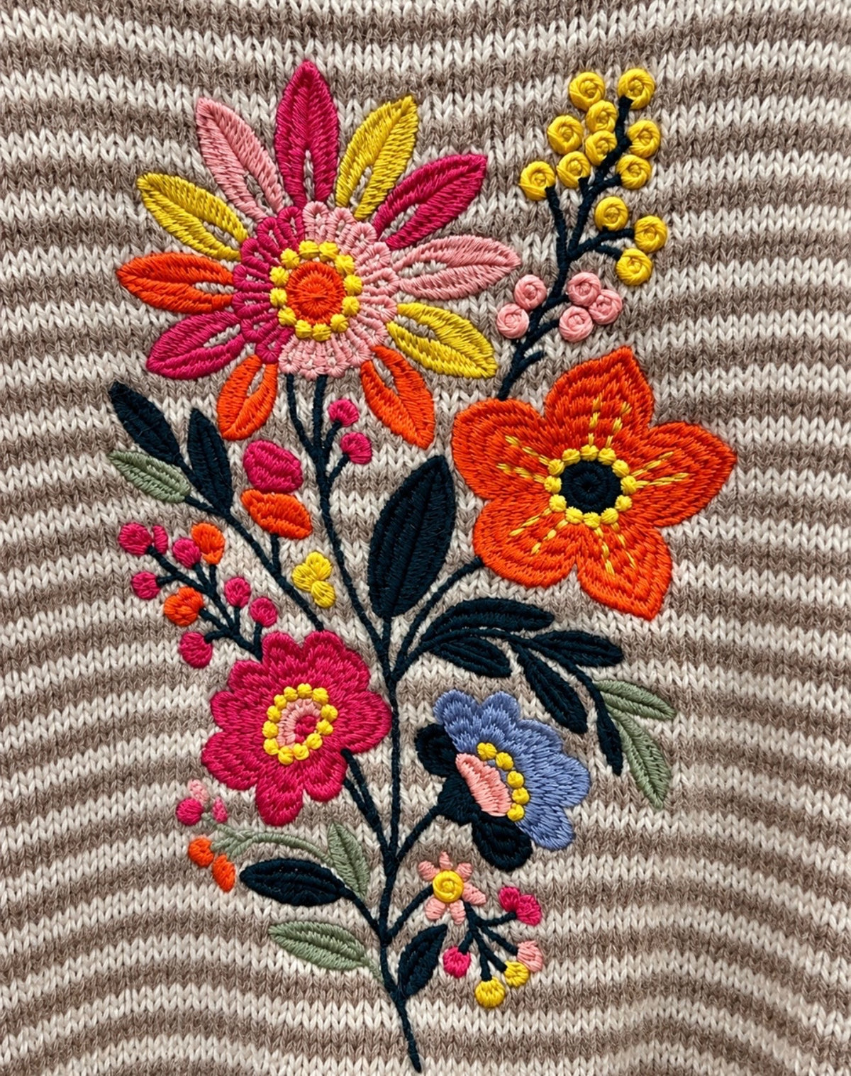 Stribet striktrøje med blomsterbroderi