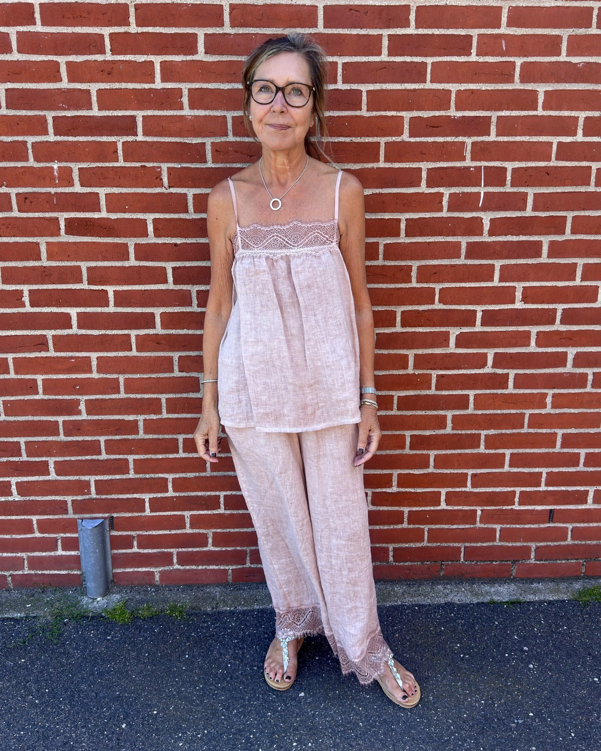 Rosa hørtop med blondedetaljer