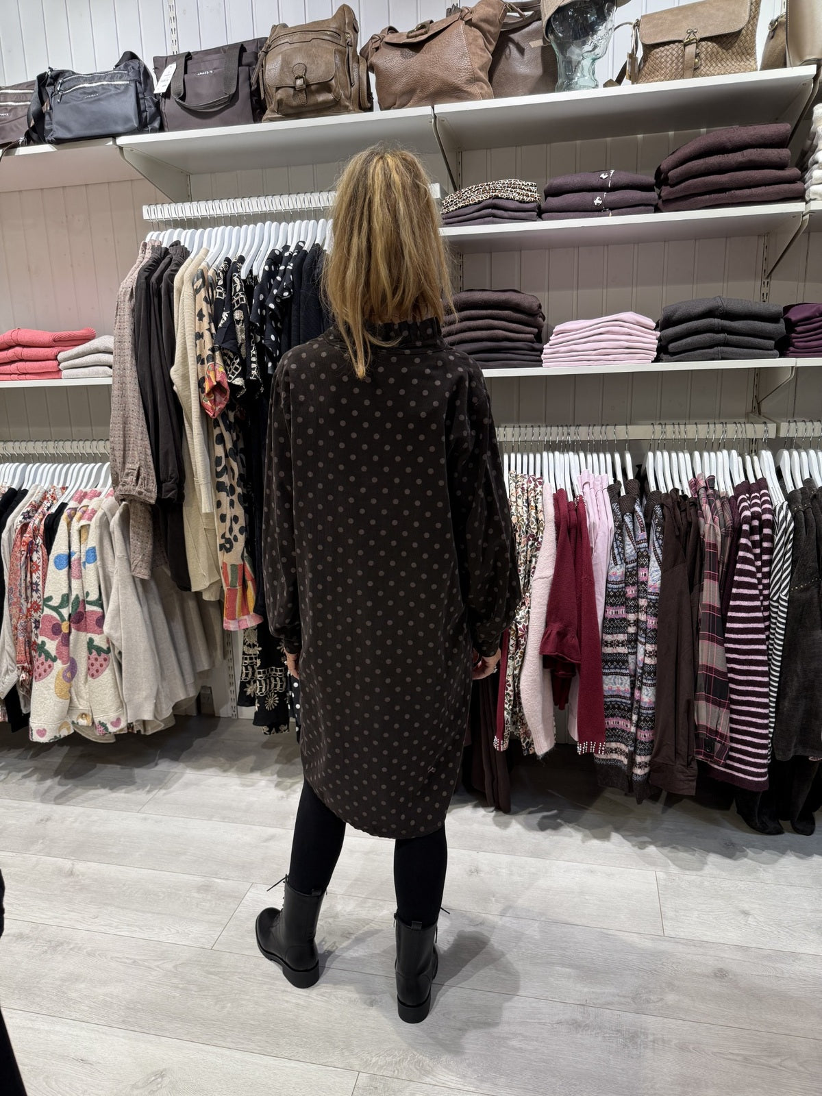 Prikket babyfløjlskjole i brun