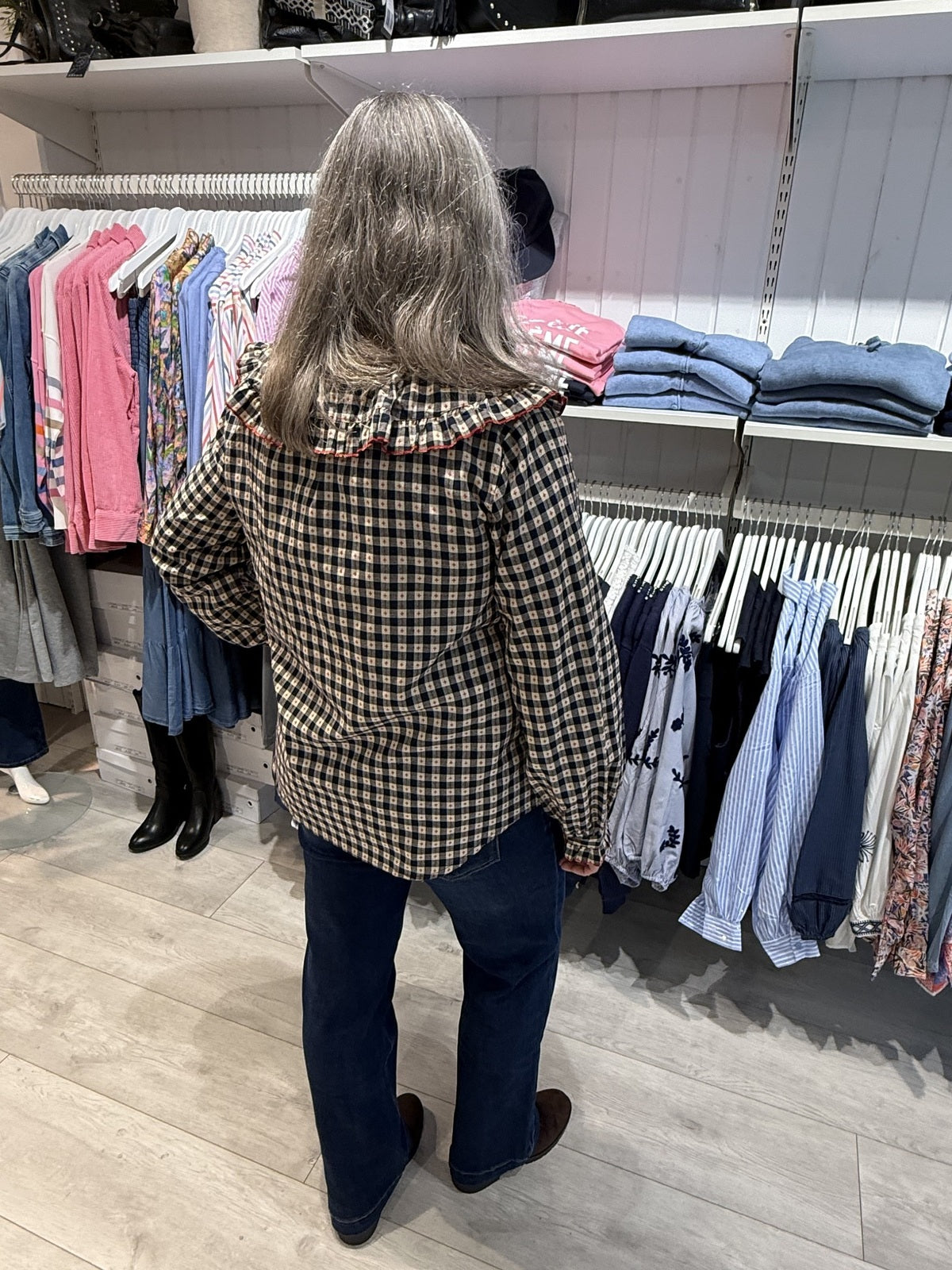 Ternet skjorte med flæsedetaljer