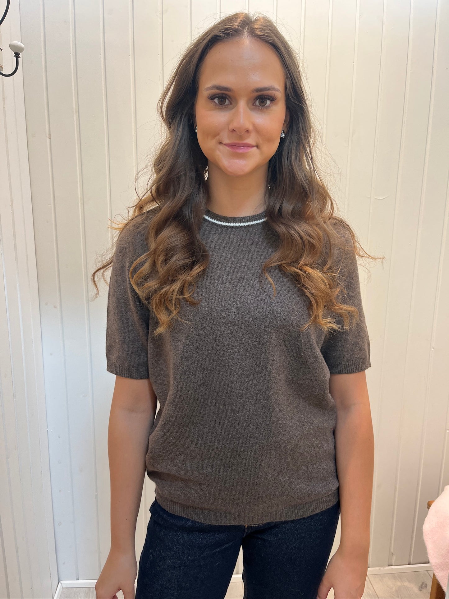 Kortærmet Brun Strik Med Hvid Krave