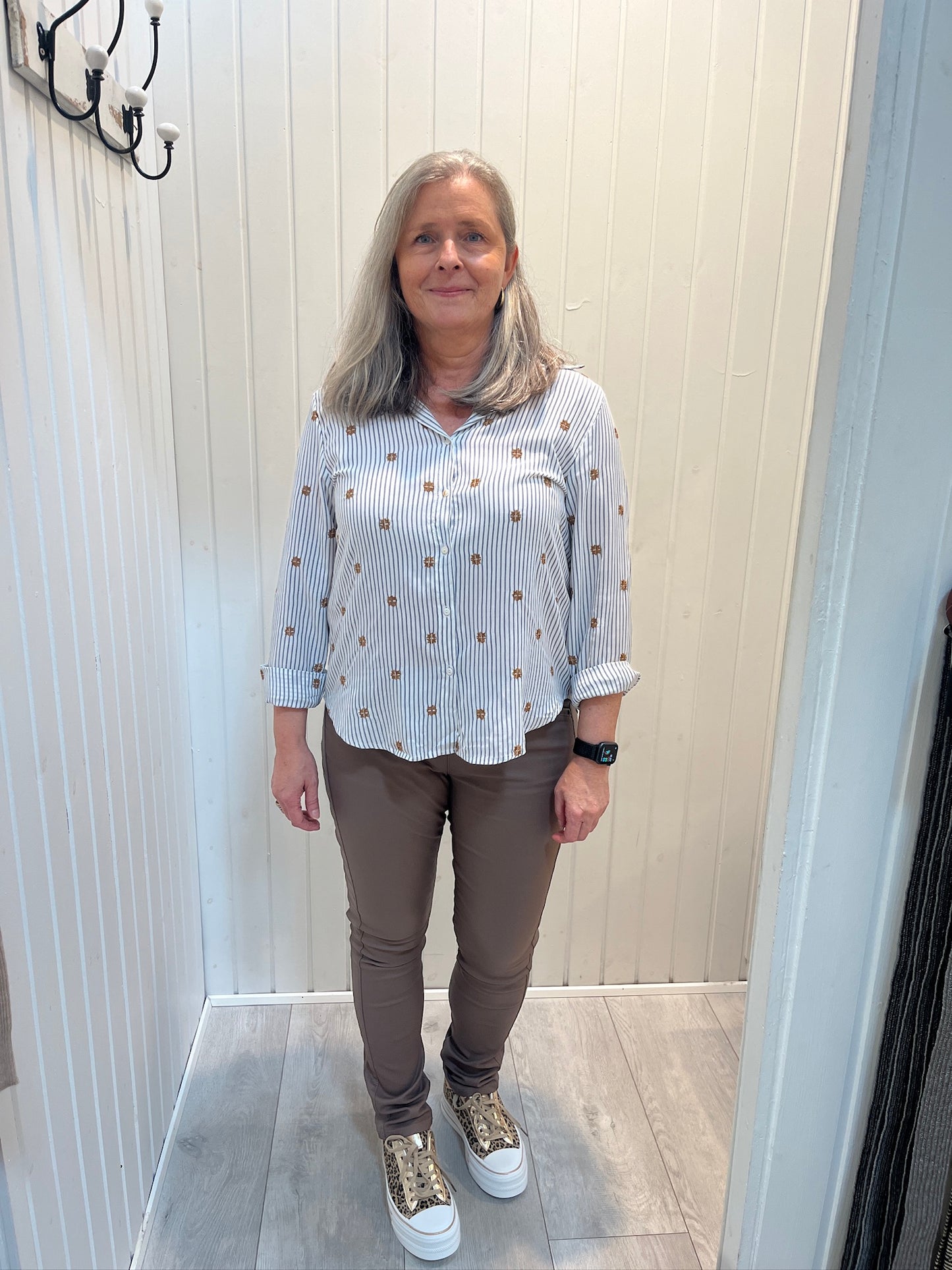 Stribet Skjorte Med Mønster