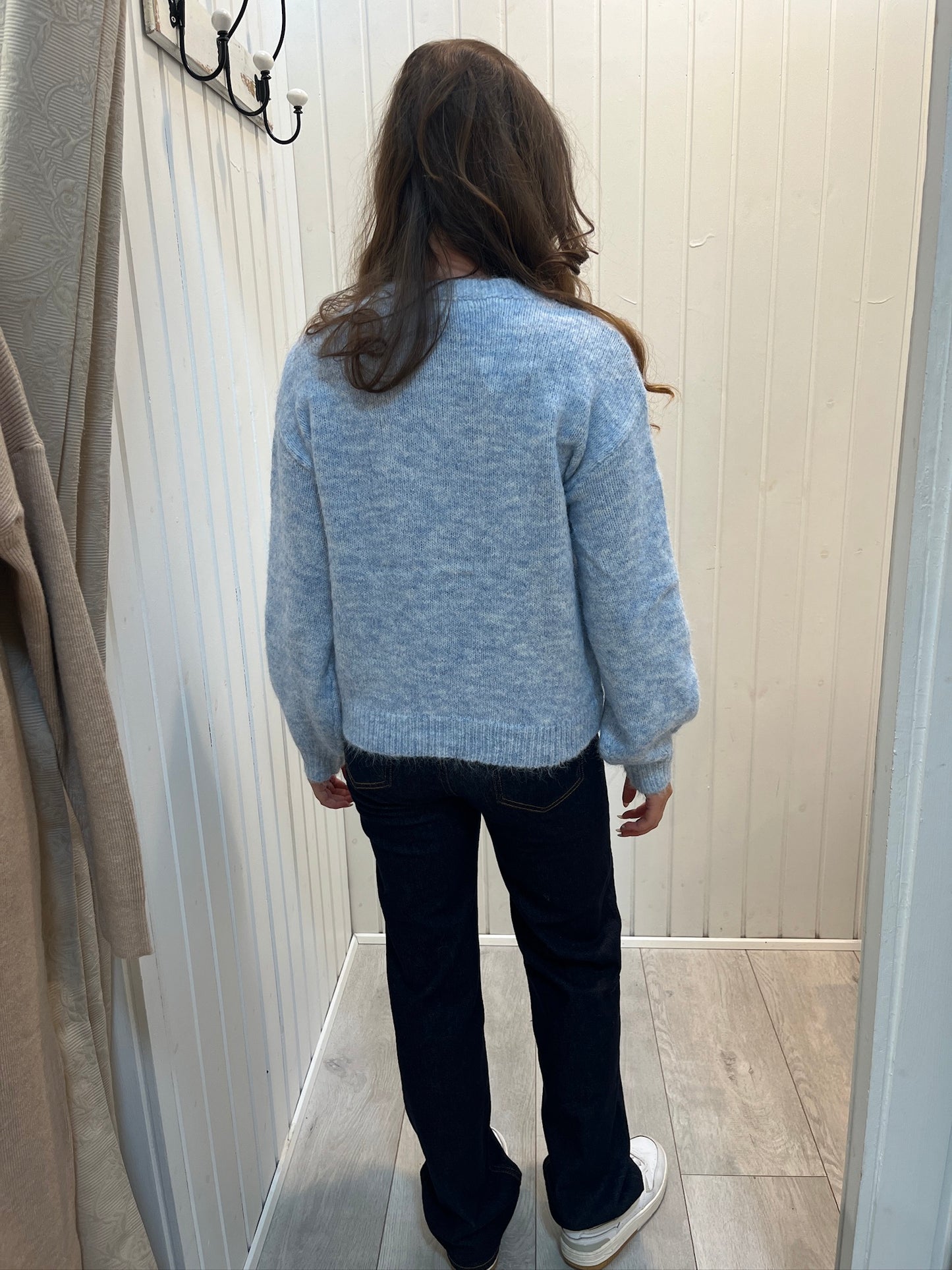 Lyseblå Strik Med Pyntet Krave