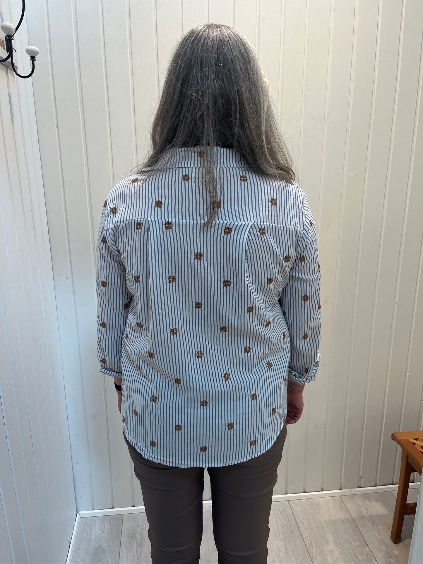 Stribet Skjorte Med Mønster