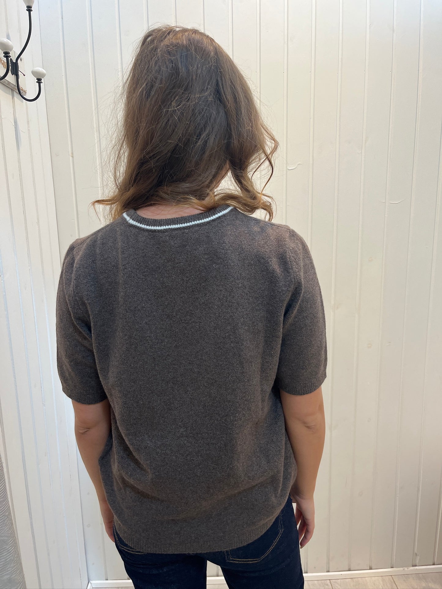 Kortærmet Brun Strik Med Hvid Krave