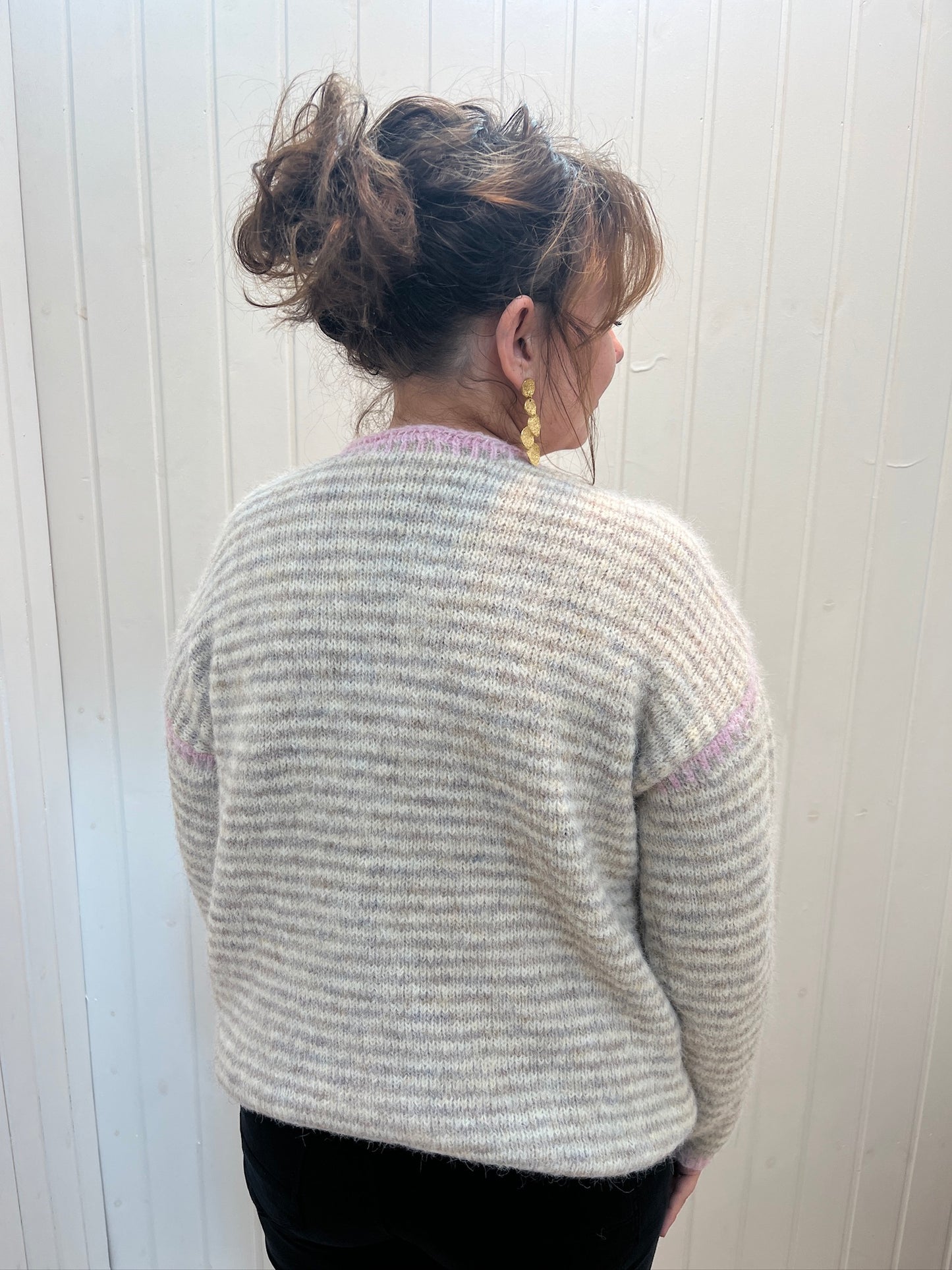 Beige Strik Med Lyserød Krave