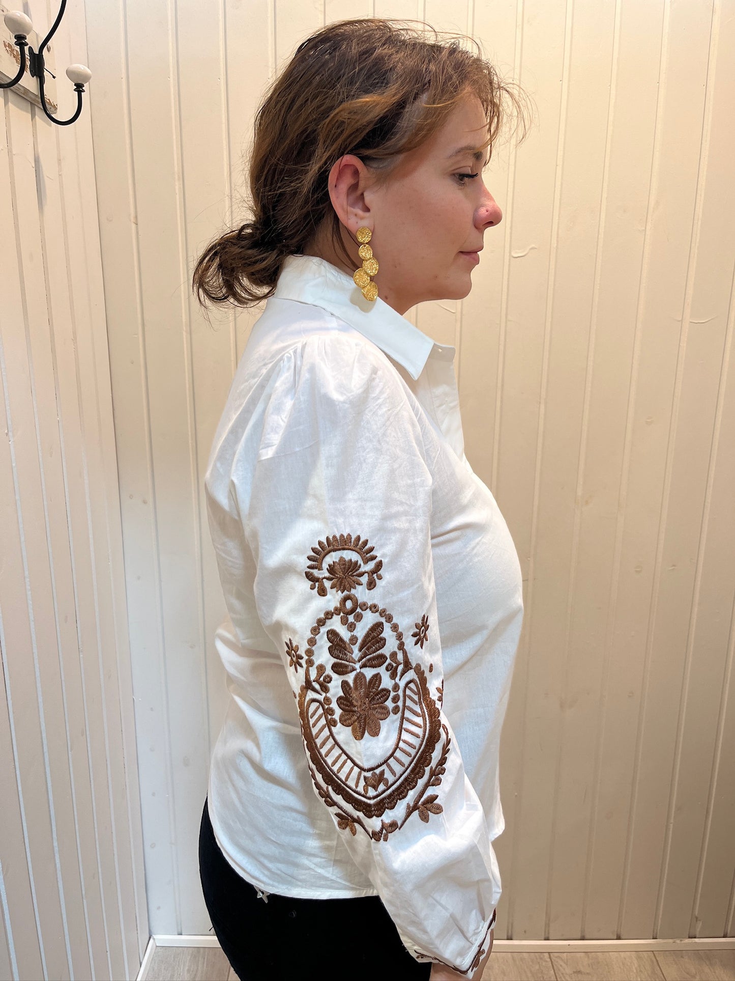 Hvid Skjorte Med Brodderi