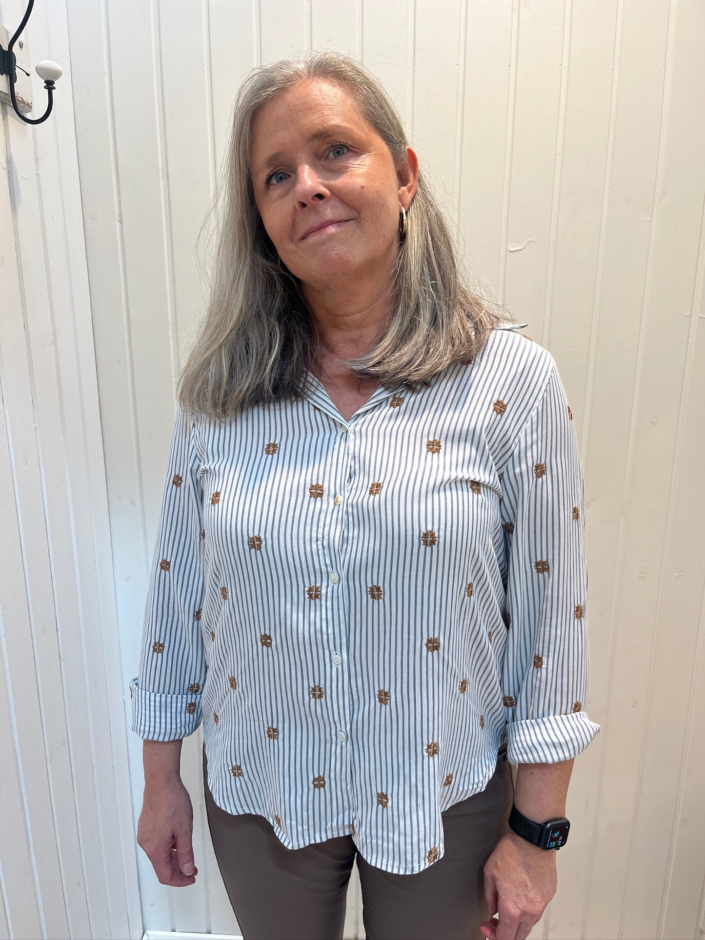 Stribet Skjorte Med Mønster