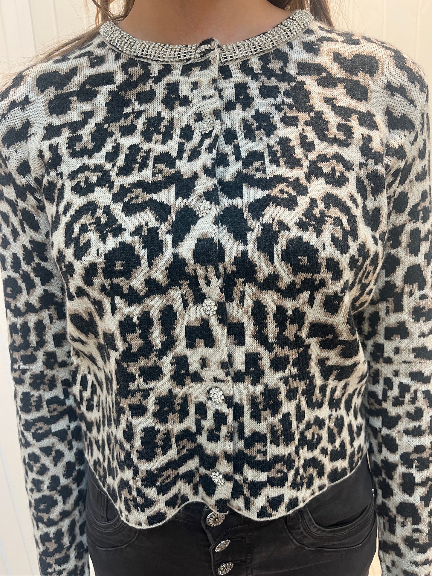 Strikcardigan i leopardmønster