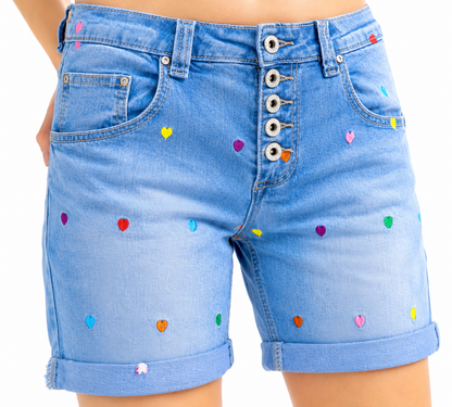 Denimshorts med farverige hjerter