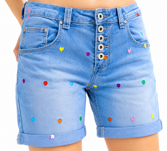 Denimshorts med farverige hjerter