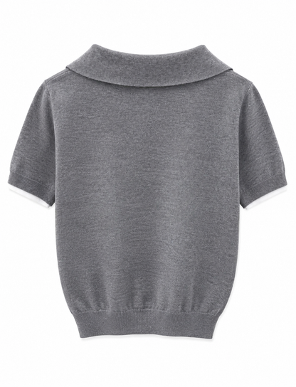 Kortærmet strikbluse med lag-på-lag look