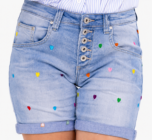 Denimshorts med farverige hjerter