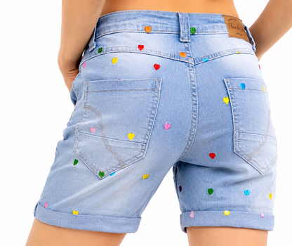 Denimshorts med farverige hjerter