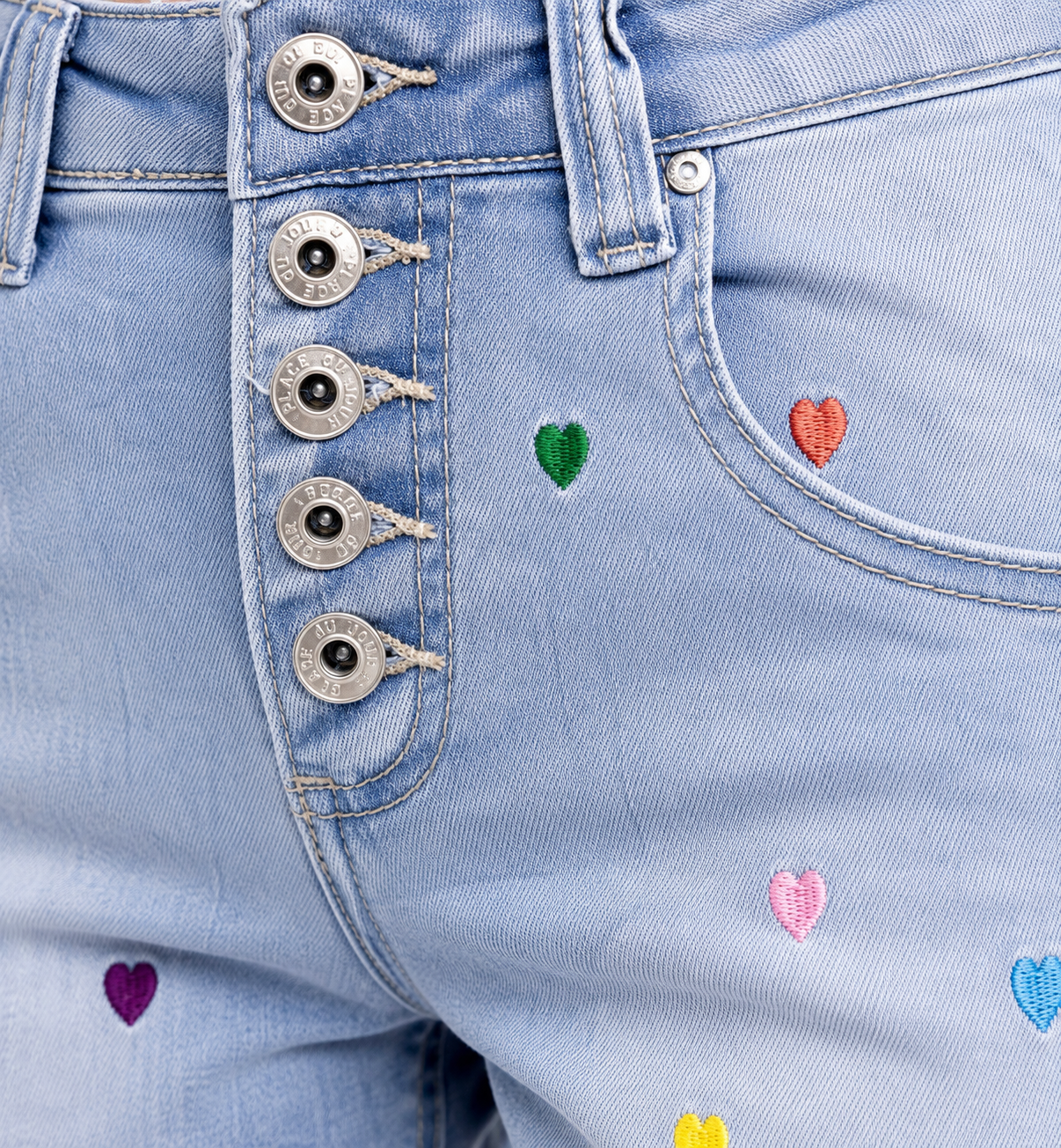 Denimshorts med farverige hjerter