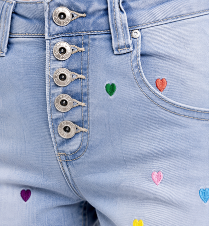 Denimshorts med farverige hjerter