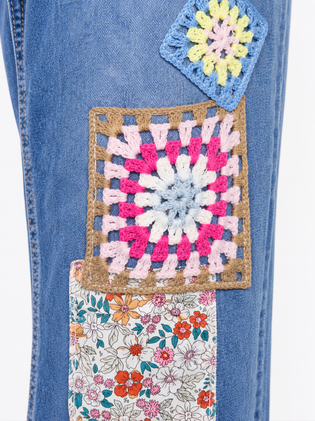 Denimjeans med hæklede lapper