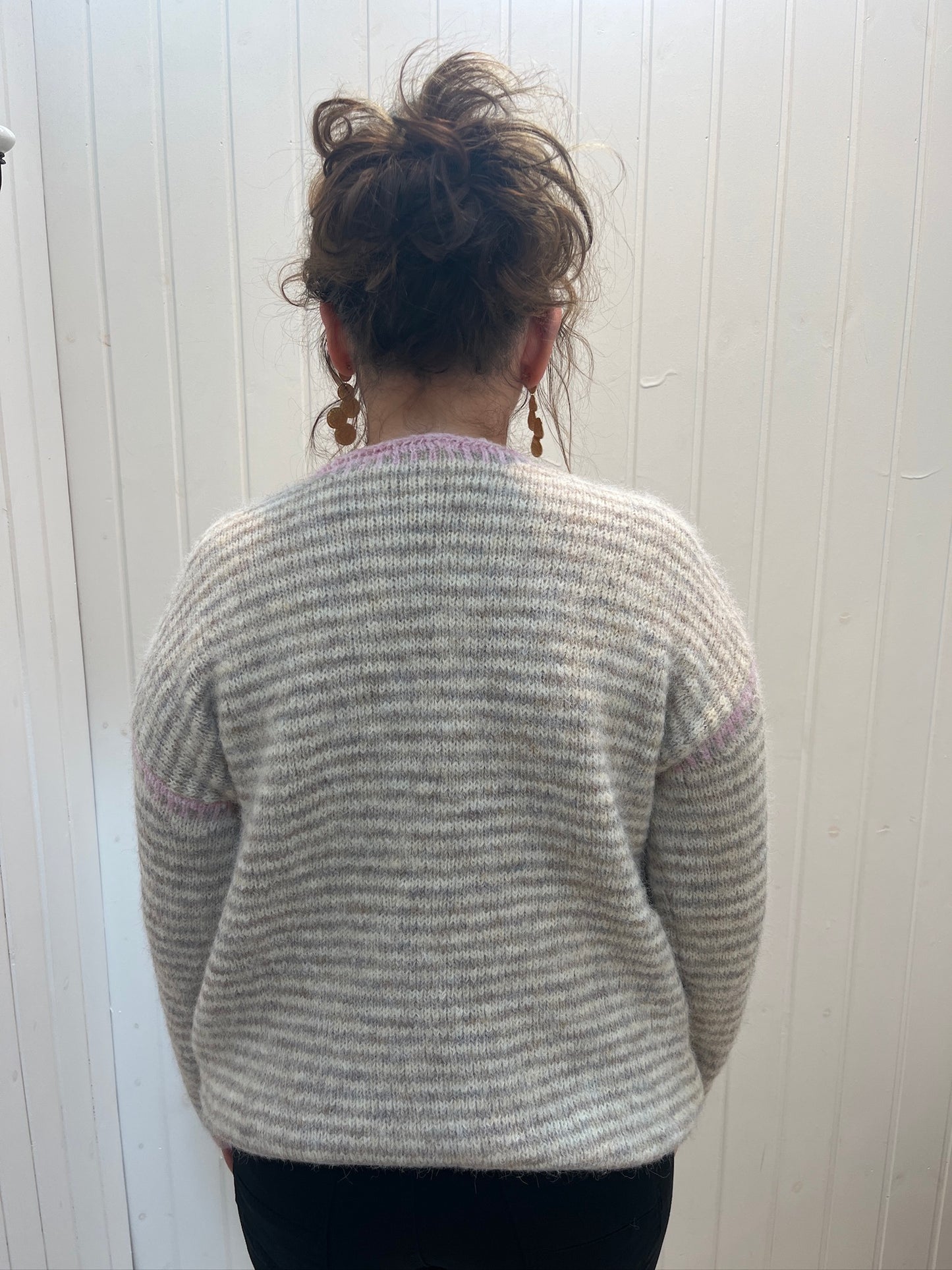 Beige Strik Med Lyserød Krave