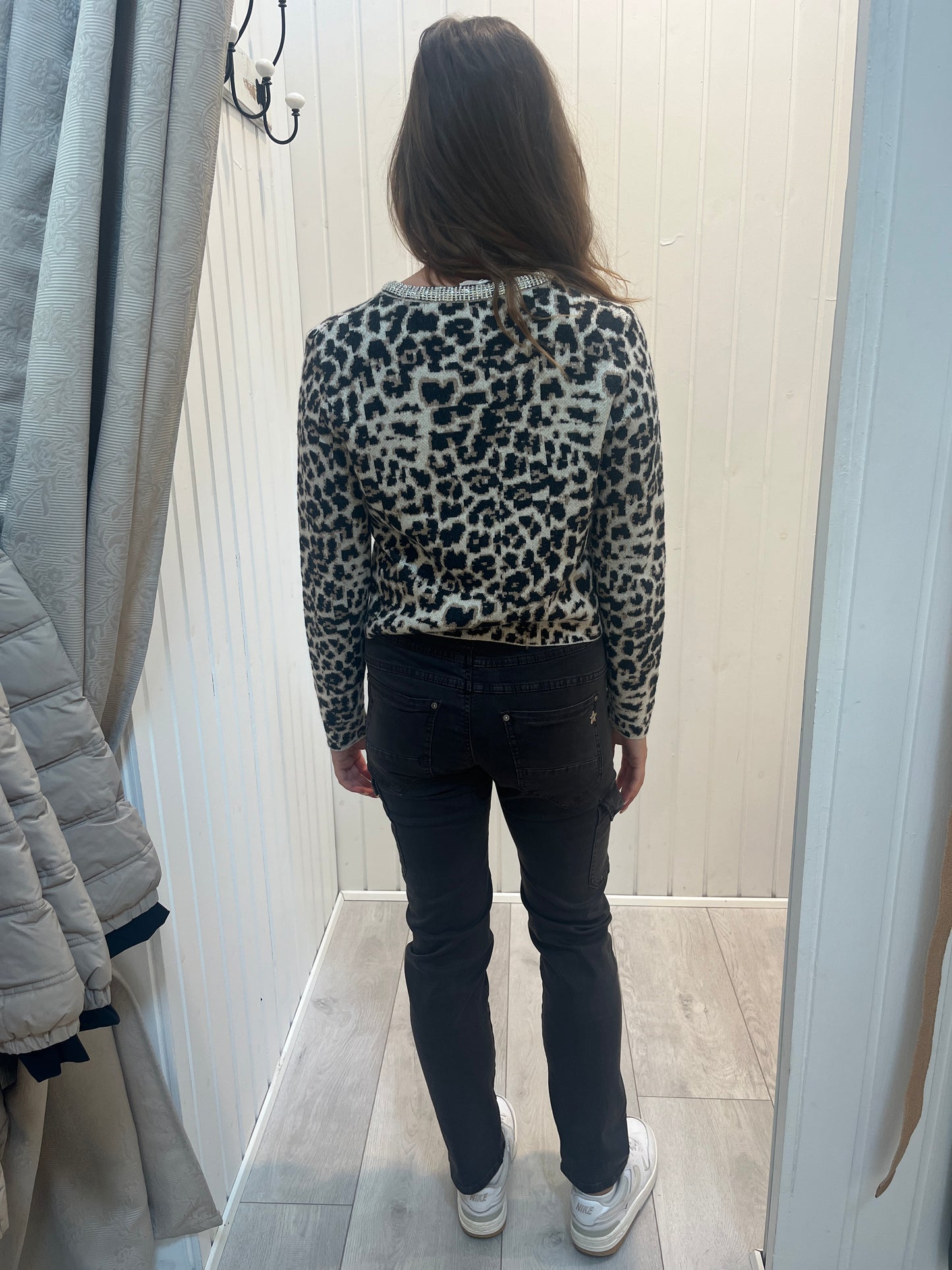 Strikcardigan i leopardmønster
