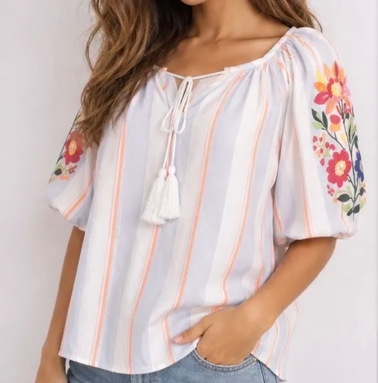 T-shirt bluse med blomsterdetaljer