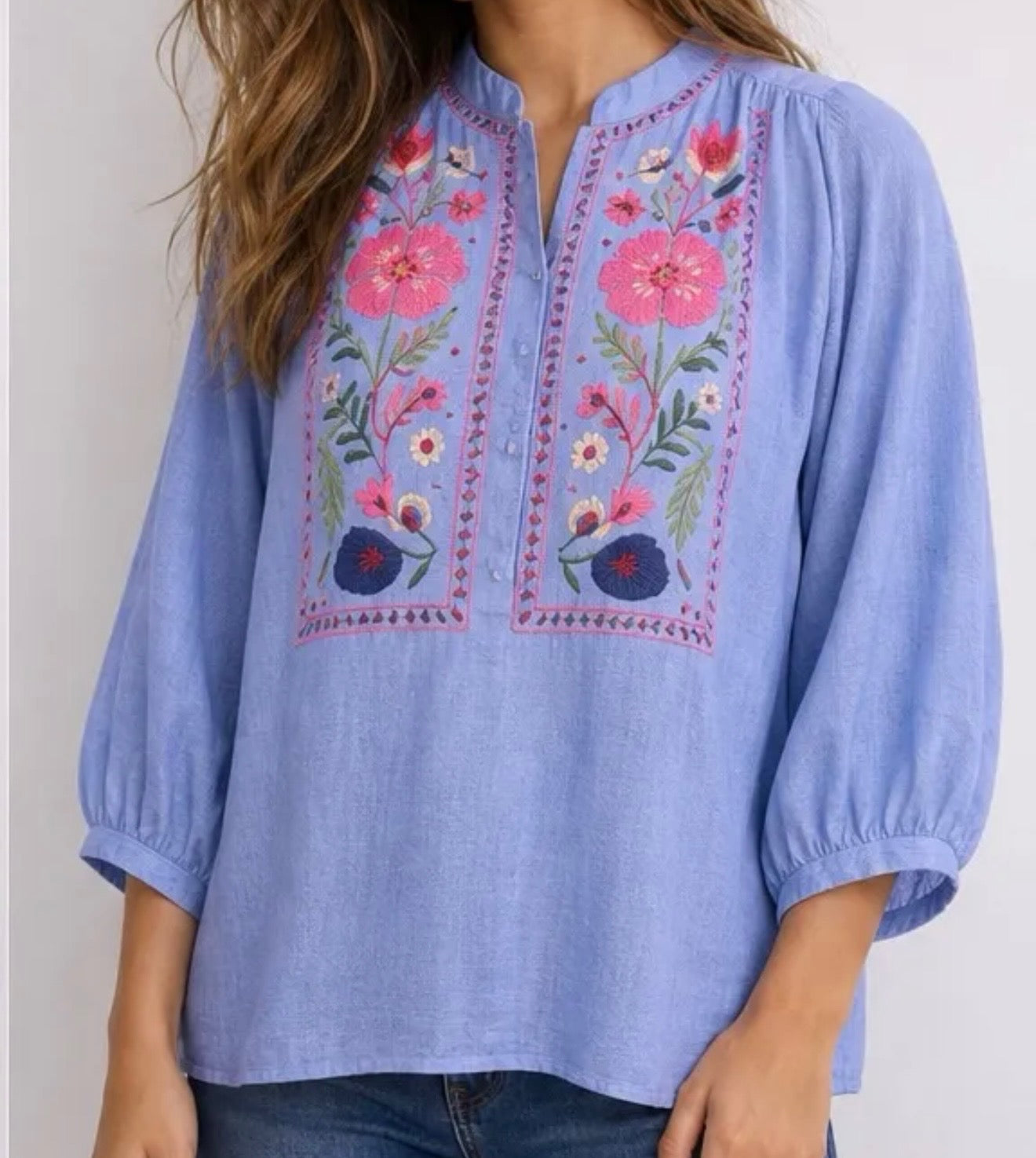 Blå bluse med farverigt blomsterbroderi