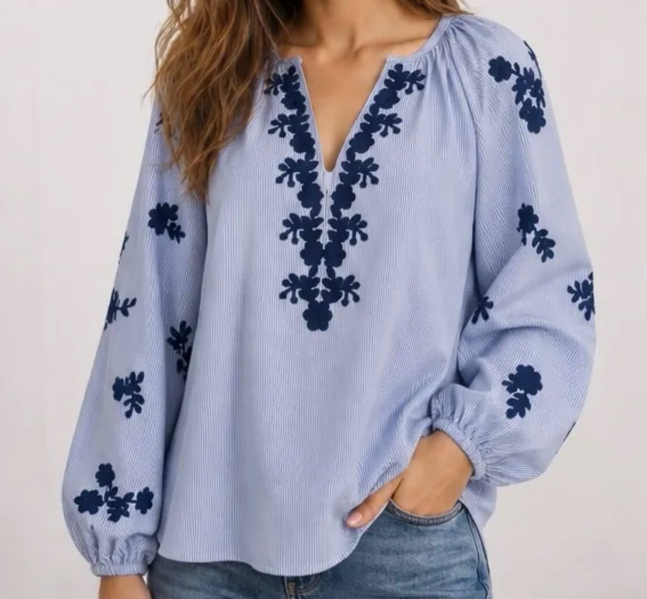 Lyseblå bomuldsbluse med blomsterdetaljer