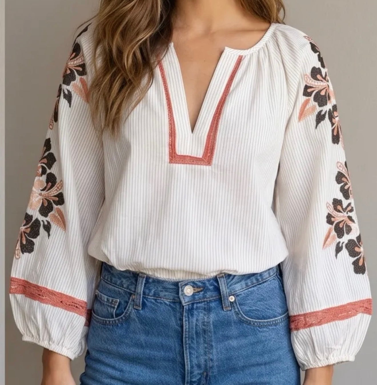 Hvid bluse med broderede blomsterdetaljer