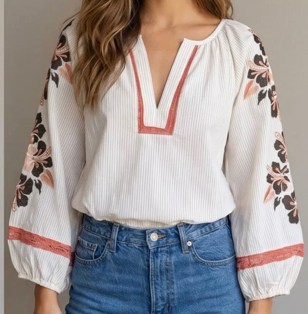 Hvid bluse med broderede blomsterdetaljer