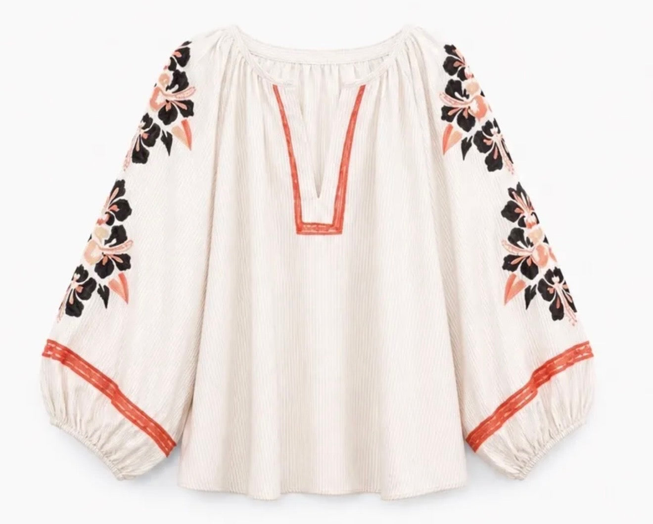 Hvid bluse med broderede blomsterdetaljer
