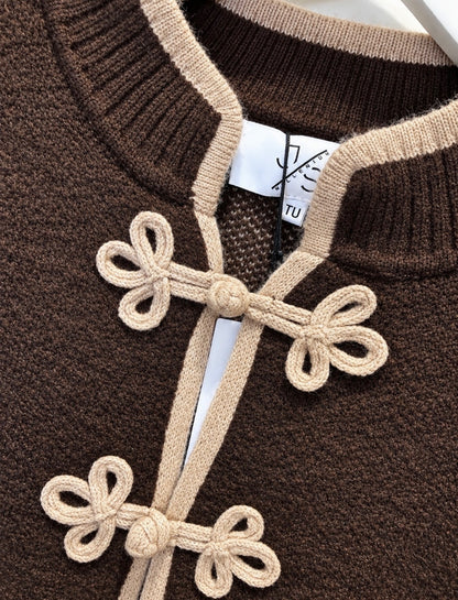 Chokoladebrun cardigan med dekorative lukninger