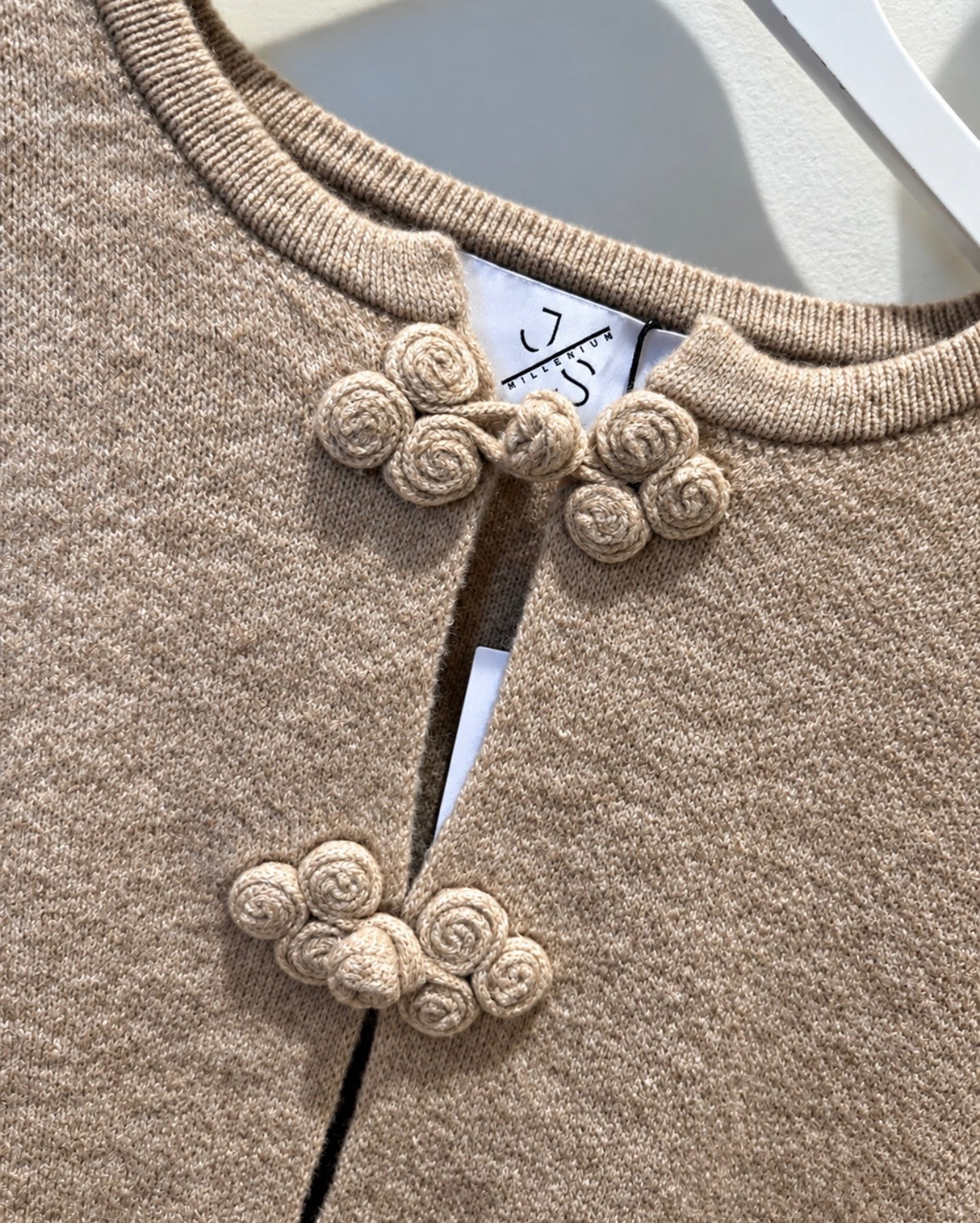Cardigan med blomsterlukninger