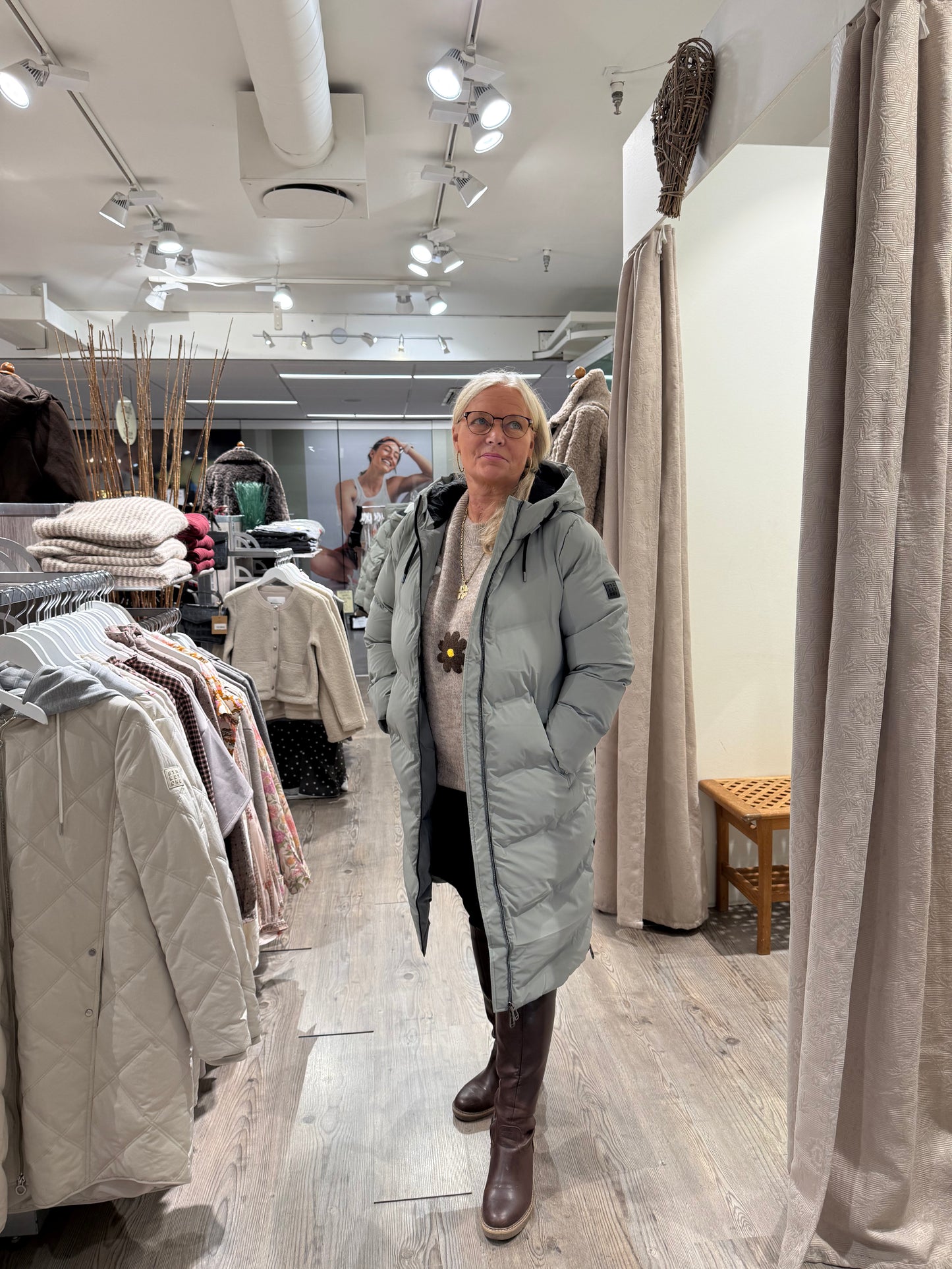 Lang, varm vinterjakke i lysegrå