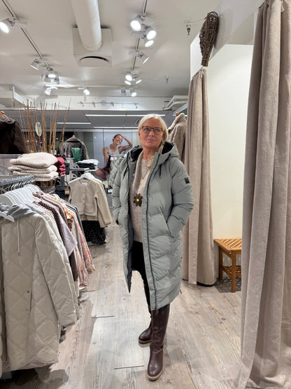 Lang, varm vinterjakke i lysegrå