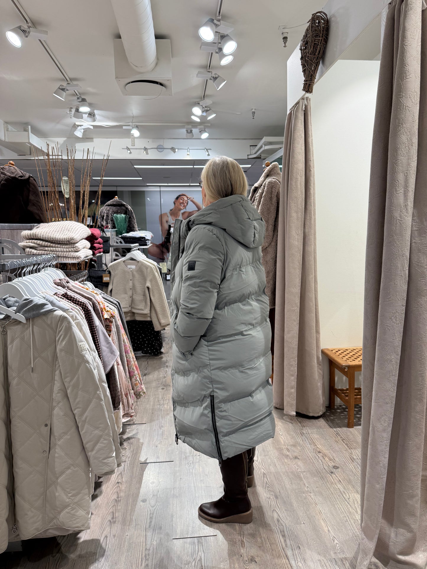 Lang, varm vinterjakke i lysegrå