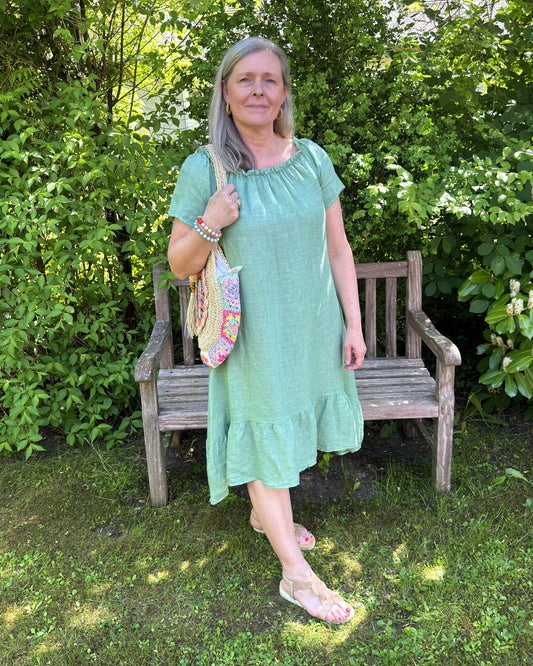 Hørkjole med flæsekant