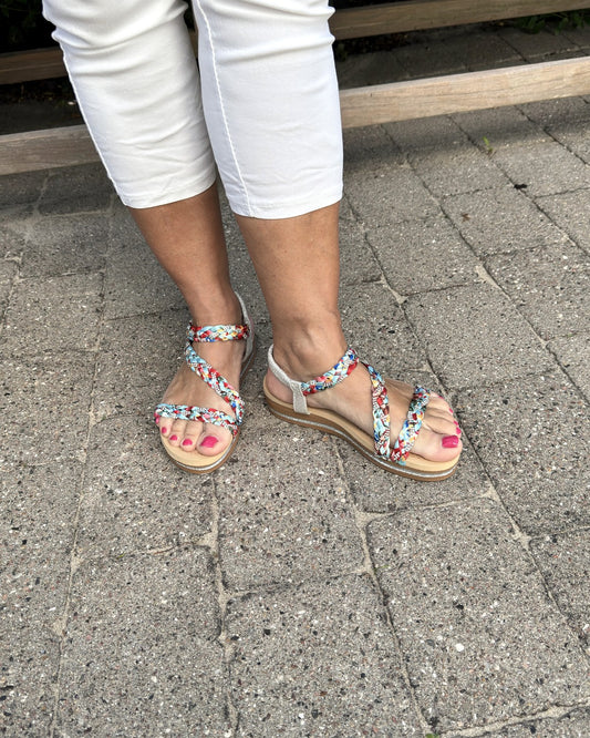 Flettede sandaler i sommerfarver