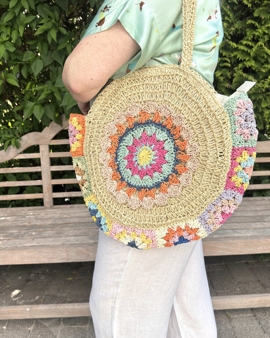 Rund stråtaske med flettet mandala