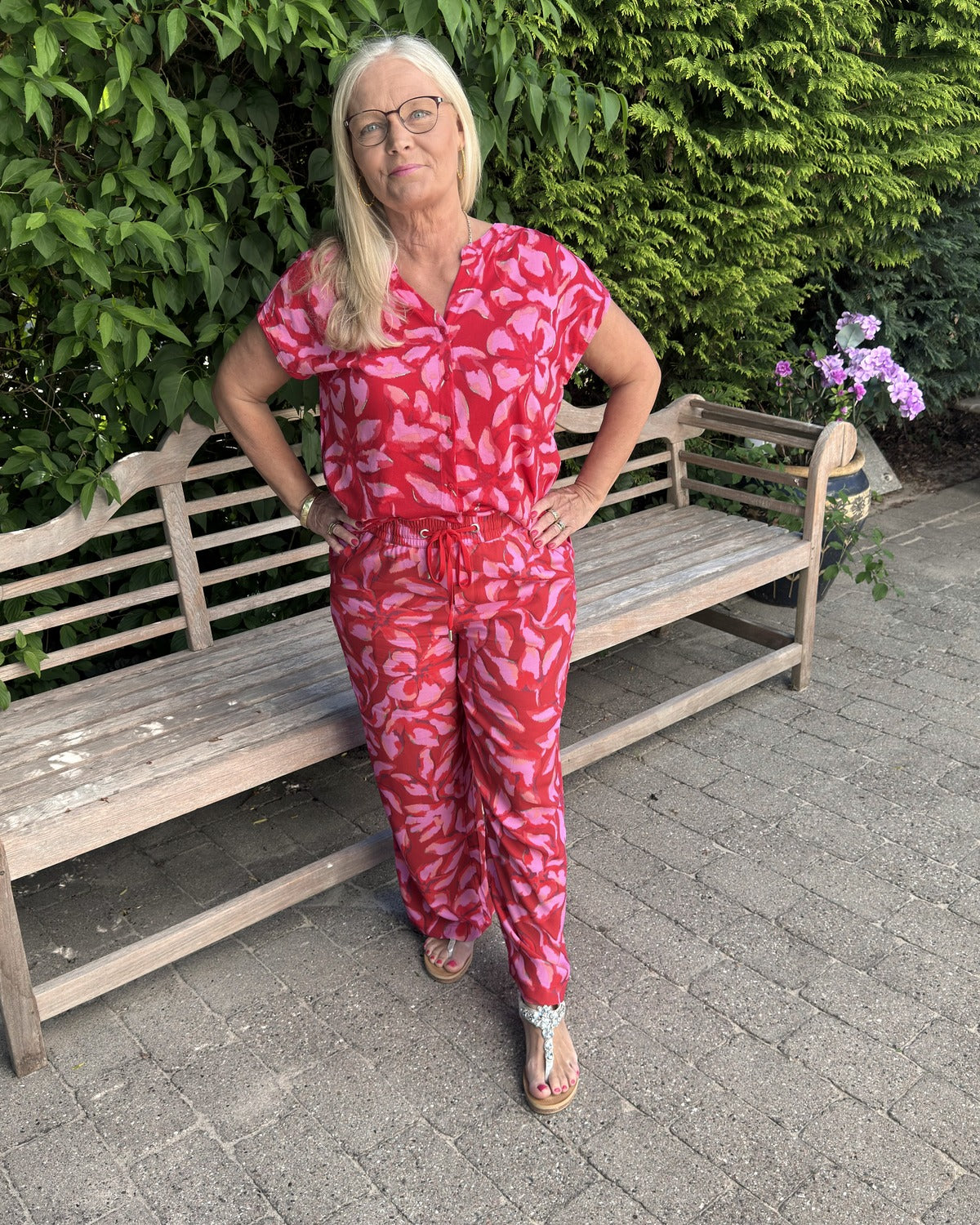 Røde bukser med pink blomster fra Street One