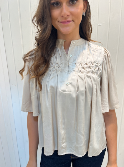 Beige Bluse Med Plisseringer Og Korte Ærmer