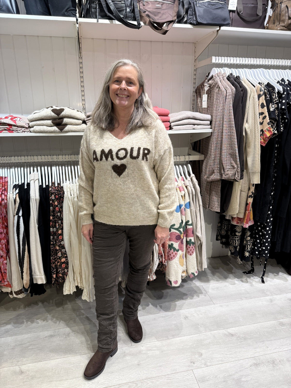 Beige strik med AMOUR-print og hjerte - Made in Italy