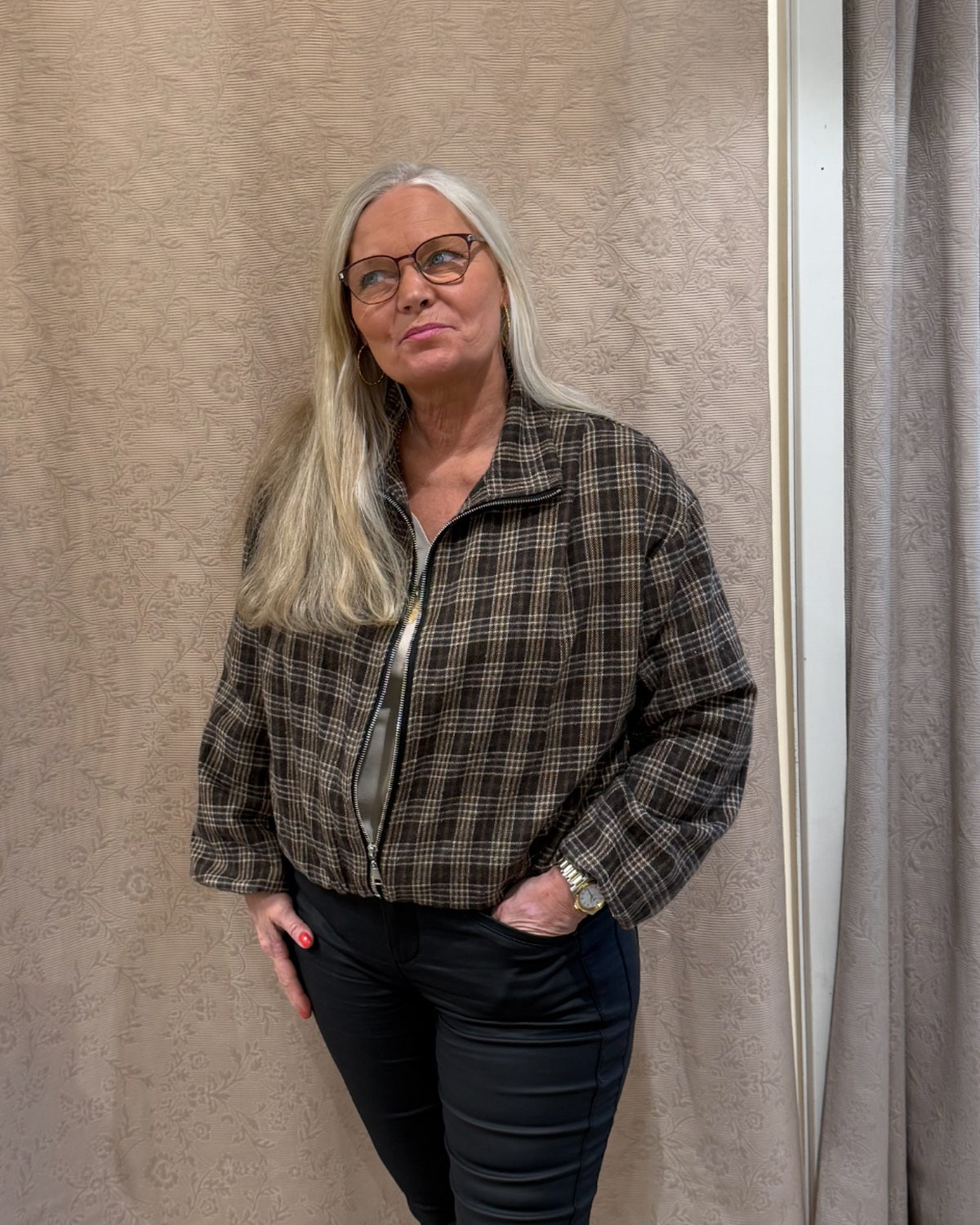 Ternet jakke i brun