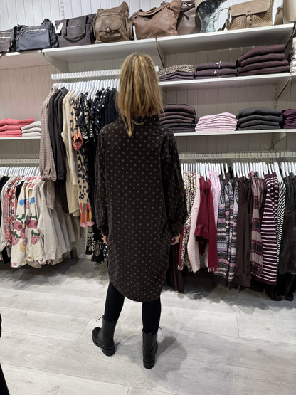 Prikket babyfløjlskjole i brun