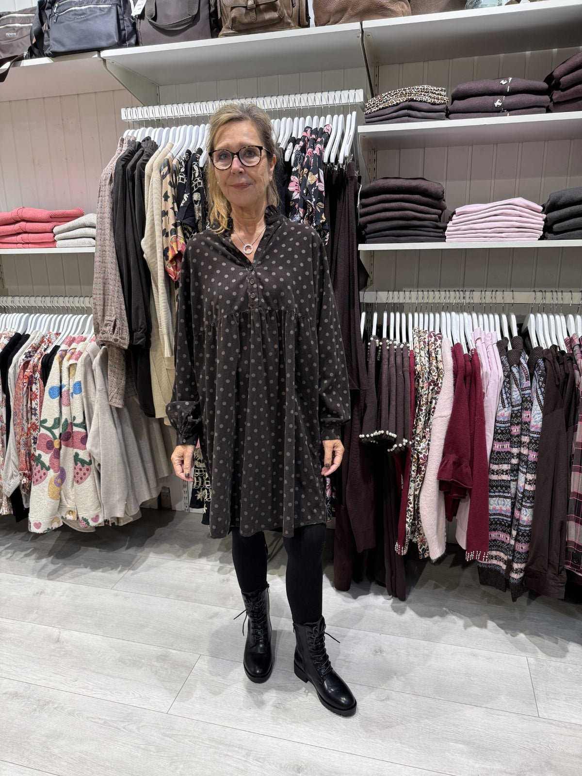 Prikket babyfløjlskjole i brun