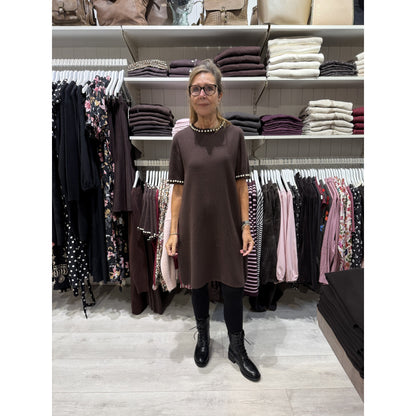 Brun strikkjole med perledetaljer